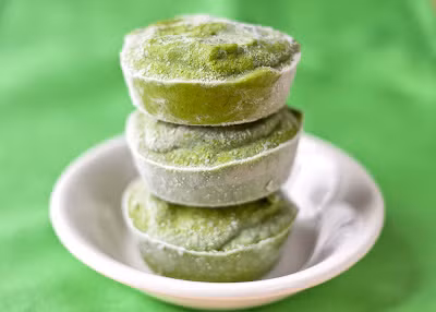 Sinh tố xanh. Đây là công thức sẽ tiết kiệm cả thời gian và tiền bạc cho bạn. Tất cả những loại rau củ lá xanh đều có thể làm sinh tố, như cải xoăn, hạt lanh, bơ… Bạn có thể làm mẻ lớn và đông đá đều không bị giảm chất lượng.