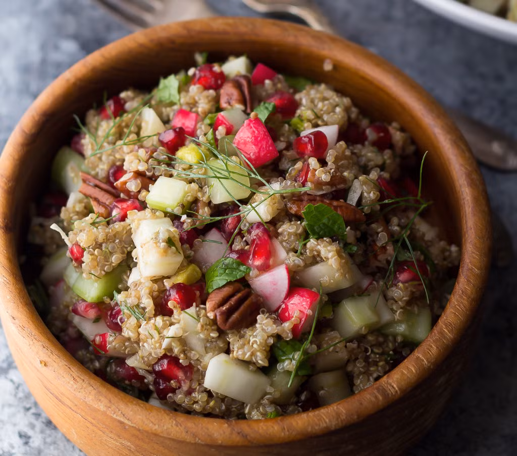 Salad lựu, thì là, quinoa. Quinoa là một nguồn tuyệt vời của protein để bổ sung vào chế độ thuần chay. Bổ sung thêm thì là và giấm táo, hạt lựu đóng vai trò màu sắc. Món salad này hoàn hảo cho một bữa ăn detox.
