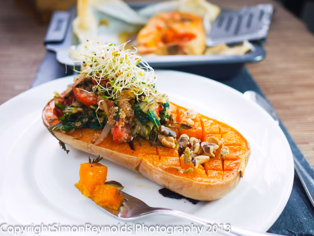 Bí đỏ nướng cùng tỏi. Món ăn tuyệt vời này là nguồn dinh dưỡng thực vật giàu protein và chất xơ từ cà chua, tỏi, hạt óc chó và bí đỏ. Một món ăn nóng nhưng nó cũng có thể thưởng thức được vào mùa hè.