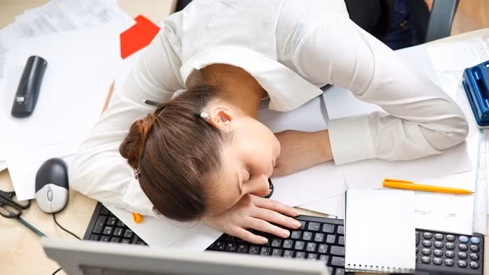 Tư thế ngủ sai. Thói quen ngủ gục trên bàn là minh chứng cho lý do bị đau đầu khi ngủ dậy. Ngủ với tư thế ngồi sẽ khiến tình trạng máu lên não chậm lại khiến bạn ù tai, tê cứng chân tay và đau đầu. Chưa kể dạ dày bị gập sẽ khó mà tiêu hóa được bữa trưa.