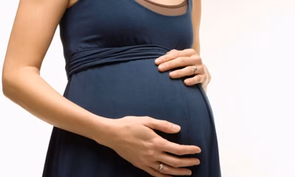 Có bầu trên tuổi 35. Theo các chuyên gia y tế, có bầu càng muộn thì tỷ lệ dị tật thai nhi càng cao. Lý do bởi, khi phụ nữ càng thêm tuổi thì chất lượng trứng kém đi rất nhiều, điều này gây ra tình trạng đột biến nhiễm sắc thể.