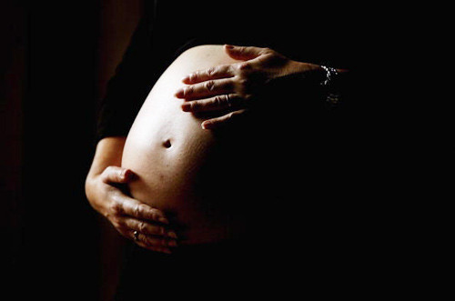 Mexico. Mẹ bầu không được tiếp xúc với ánh trăng. Theo quan niệm của người dân ở đây thì mặt trăng sẽ ghen tị với bà mẹ và nguyền rủa em bé sứt môi. Phụ nữ mang thai sẽ phải treo một chiếc chìa khóa bạc thật sáng trên cổ nếu đi ra ngoài vào đêm trăng. Mục đích là sẽ đánh lạc hướng ánh trăng về phía khác.