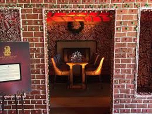 Ngôi nhà này của một đầu bếp bánh ngọt. Họ đã quyết định làm ngôi nhà đặc biệt để hưởng ứng mùa lễ hội giáng sinh và chào đón năm mới. Mất tới 6 tháng để hoàn thành ngôi nhà này.