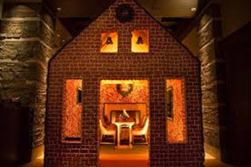 Thực khách có thể vào thăm ngôi nhà này miễn phí, chỉ phải trả 150$ để có chỗ dùng bữa tối tại nhà hàng, chưa kể tiền món ăn gọi.