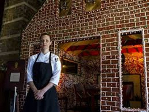 Tổng cộng chi phí là hơn 90kg bột gừng, 180kg mật ong, 23 kg quế và 4,5 kg nhục đậu khấu. Nhân công để xây dựng nhà bánh này là 13 nghệ nhân và lát bánh bên ngoài ngôi nhà trong vòng 4 ngày.