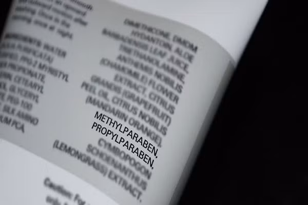 Paraben. Được tìm thấy nhiều trong dầu gội và sản phẩm dưỡng ẩm tóc. Nó là chất bảo quản được dùng phổ biến nhất, có thể gây hại là xáo trộn nội tiết tố và phát triển nguy cơ ung thư vú.