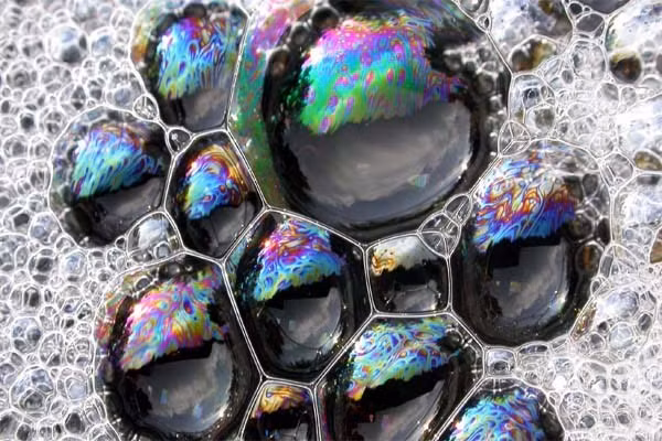 Chì. Rõ ràng là một chất gây ung thư, nhưng một số công ty sắc đẹp vẫn dùng nó trong các sản phẩm, nó được tìm thấy nhiều nhất trong thuốc nhuộm tóc. Nó cũng khéo léo được dấu kín không ghi trên bao bì nhưng có muôn vàn cách để thử sản phẩm đó có chì hay không.