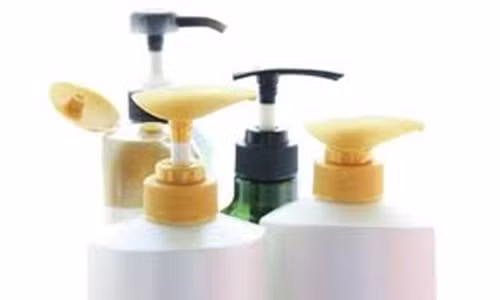 Isopropyl. Là một hóa chất tìm thấy trong gỗ và chất chống đông vì nó có khả năng hòa tan. Các nhà sản xuất dầu gội thường bỏ chất này vào để nó có thể hòa quyện các thành phần lại với nhau. Isopropyl được tìm thấy nhiều trong geo vuốt tóc và geo xịt tóc.