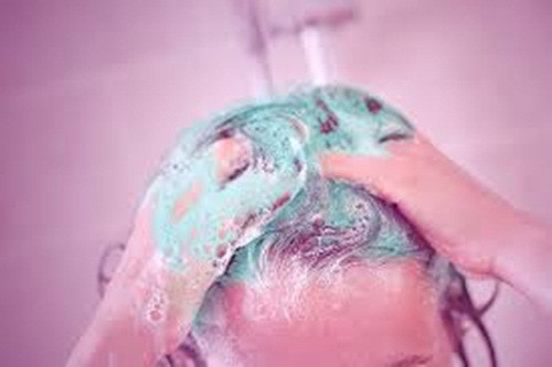 Sodium Lauryl Sulfate. Đây là một trong những hóa chất độc hại thường được dùng phổ biến nhất trong các sản phẩm dầu gội. Nó được biết đến với nhiều tên gọi khác nhau, như laureth sulfate và ammonium sulfate.