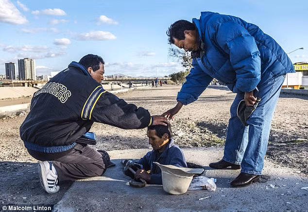 Salome Quintero (43 tuổi) đã trải qua 6 lần cai nghiện trong gần 20 năm nhưng cũng không dứt khỏi ma túy. Mỗi ngày anh đều sử dụng chung kim tiêm với những người khác nhau để vượt qua cơn vật ma túy. Anh hiện phải sống qua ngày trong một ống cống cùng 3 người nữa. 