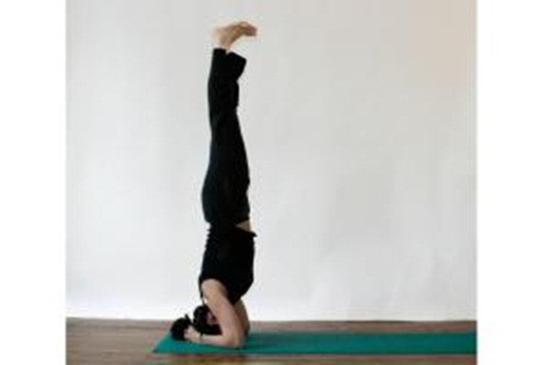 Tư thế trồng cây chuối bằng đầu - Salamba Sirsasana. Tư thế này nổi tiếng mang lại nhiều lợi ích nhưng cũng chứa đầy rủi ro, nhất là đối với những người đã từng bị chấn thương cổ. Nó cũng không dành cho những người có bệnh tăng nhãn áp.