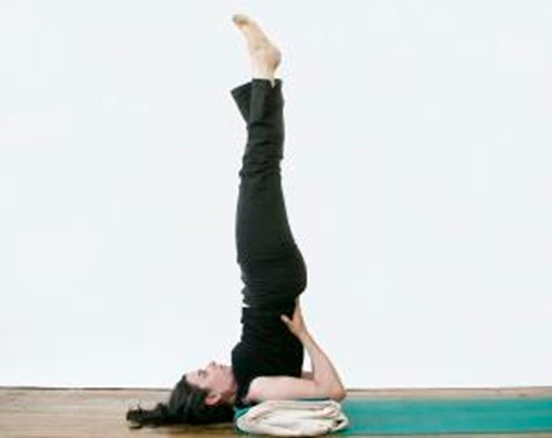 Tư thế cây nến - Salamba Sarvangasana. Đây là tư thế nguy hiểm vì cơ thể đặt ở vị trí không giống với các tư thế khác. Với những người tập yoga đã lâu thì không nói làm gì thế nhưng với người mới thì vùng cổ sẽ rất dễ bị tổn thương vì toàn bộ trọng lượng sẽ bị dồn hết vào cột sống.