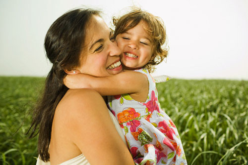 Kết nối với trẻ. Bất cứ khi nào con đang có cảm xúc tích cực, hãy tự hỏi “Làm thế nào để mình có thể tạo ra những cảm xúc đó?”. Kết nối và nói chuyện với trẻ là điều quan trọng trong việc phát triển trí não. Hôn nhẹ vào má hay ôm con sau một ngày căng thẳng ở trường là sự khích lệ hormone hạnh phúc endorphins trong não giúp con cảm thấy thoải mái và giảm nỗi đau thể xác.