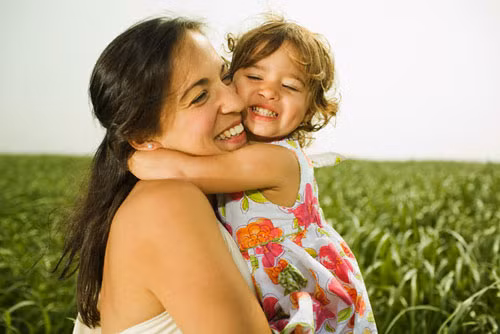 Kết nối với trẻ. Bất cứ khi nào con đang có cảm xúc tích cực, hãy tự hỏi “Làm thế nào để mình có thể tạo ra những cảm xúc đó?”. Kết nối và nói chuyện với trẻ là điều quan trọng trong việc phát triển trí não. Hôn nhẹ vào má hay ôm con sau một ngày căng thẳng ở trường là sự khích lệ hormone hạnh phúc endorphins trong não giúp con cảm thấy thoải mái và giảm nỗi đau thể xác.