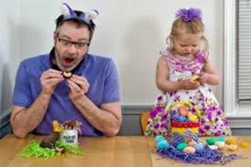 Dành thời gian mỗi ngày trở thành con trẻ. Có nhiều cách khác nhau để chơi với con nhưng nếu bạn hóa thân thành một đứa trẻ thì sẽ hiểu được tâm lý của chúng. Hãy dành ít nhất 20 phút mỗi ngày để chơi những trò chơi như đồ hàng, búp bê, bác sỹ.