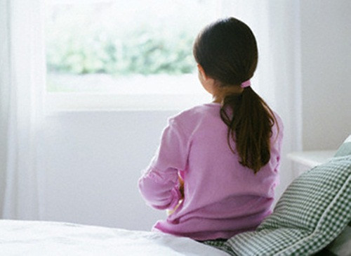 Tặng cho con những món quà không thú vị. Một nghiên cứu cho thấy những người thực sự không thích ở một mình sẽ phát triển suy nghĩ sáng tạo dài đến 15 phút. Việc không vui vẻ sẽ khiến trẻ sáng tạo hơn, ngược lại vui chơi giải trí liên tục sẽ ức chế sự sáng tạo và trí tưởng tượng của chúng.