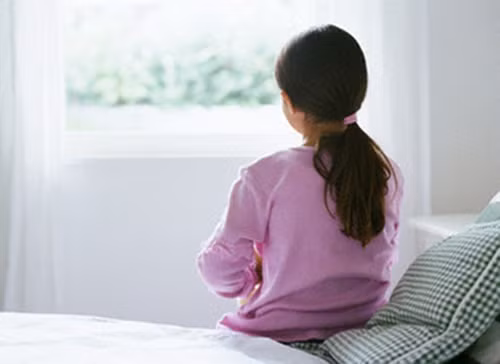 Tặng cho con những món quà không thú vị. Một nghiên cứu cho thấy những người thực sự không thích ở một mình sẽ phát triển suy nghĩ sáng tạo dài đến 15 phút. Việc không vui vẻ sẽ khiến trẻ sáng tạo hơn, ngược lại vui chơi giải trí liên tục sẽ ức chế sự sáng tạo và trí tưởng tượng của chúng.