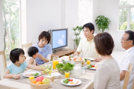 Kể những câu chuyện gia đình. Giờ ăn cơm là lúc tốt nhất để xây dựng não bộ theo cách này. Đây là cách tốt nhất để ngăn con bạn nhìn chằm chằm vào màn hình ti vi.