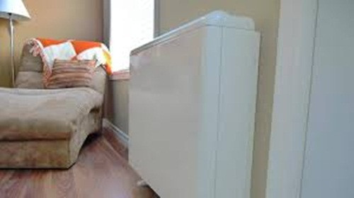 Thiếu oxy. Vì khi dùng máy sưởi, các gia đình sẽ đóng kín cửa khiến cho không khí lưu thông trong phòng khó khăn. Nếu phòng nhỏ thì lại càng ngột ngạt thiếu oxy. Vì thế mà bạn không nên bật máy sưởi quá lâu và thi thoảng nên mở cửa cho oxy tràn vào trong phòng.