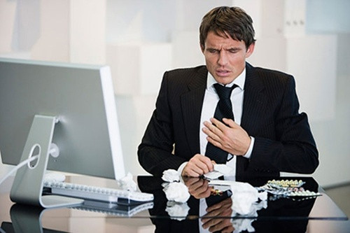 Áp lực ở ngực. Nếu có dấu hiệu khởi phát của một cơn đau tim, bạn sẽ cảm thấy rất khó chịu ở ngực. Có thể là nhói những cơn nhỏ hoặc ngực bị đè nặng. Cảm giác này sẽ tiếp tục tăng theo thời gian trong vòng 1 tháng.