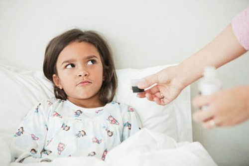 Cô bé được cha mẹ cho dùng 2-3 muỗng codeine thuốc ho mỗi ngày, liên tục trong vòng 15 ngày. Một muỗng thuốc tương đương với 15mg codeine và tổng cộng 15 ngày cô bé dùng từ 450 - 675 mg, trong khi tối đa khuyến cáo là 270mg.