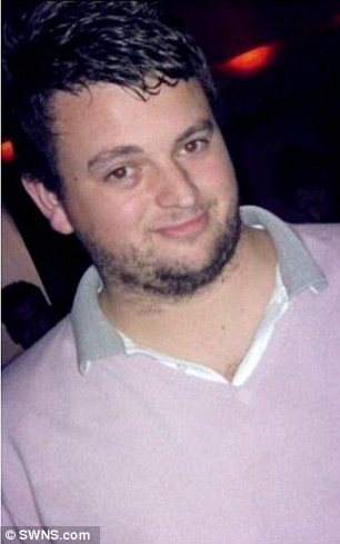 Anh Sean Cleathero – Một vận động viên thể hình cũng qua đời sau khi uống một cốc nước hòa kem DNP năm 2012. Sau khi uống, thân nhiệt anh tăng đến 42 độ C và không thể cứu sống được.