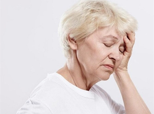 Thiếu máu não. Việc thiếu ngủ sẽ gây stress kinh niên, gây tổn thương não do kích thích sản sinh quá mức các gốc tự do. Các gốc tự do tấn công làm tổn thương nội mạc mạch máu, tạo điều kiện để các thành phần mỡ máu lắng đọng tạo thành mảng xơ vữa gây hẹp lòng động mạch khiến dòng máu lưu thông chậm và cung lượng máu nuôi não không đảm bảo, gây nên thiếu máu não.