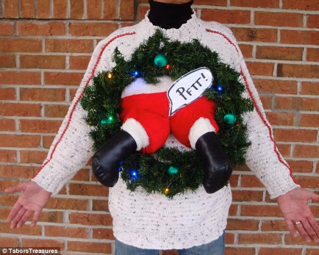 Với chiếc áo len này thì dường như ông già Noel đang bị mắc kẹt trong chiếc vòng nguyệt quế.