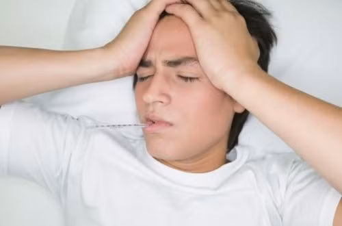 Đau kèm sốt. Bạn không nên dùng thuốc giảm đau khi đang bị sốt cao, mệt mỏi và sưng đỏ lên một vài vùng trên da. Bởi đó là dấu hiệu của một dạng viêm khớp dạng thấp. Lúc này, bạn cần đến bác sỹ để tìm bệnh.