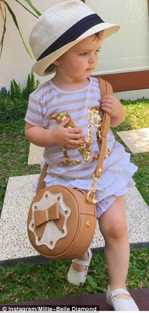 Nhiều tài khoản instagram nhận xét, bé là mẫu nhí chuyên nghiệp không hề kém cạnh những siêu mẫu lớn.