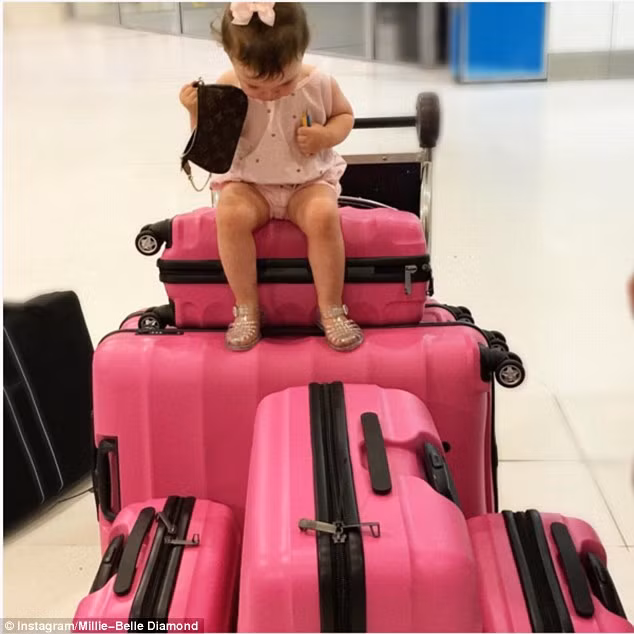 Cô bé với trang phục sân bay tông xuyệt tông khi đi du lịch cùng bố mẹ.