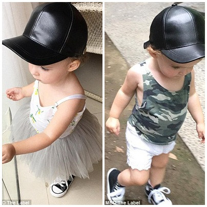 Bố mẹ của bé cũng rất sáng tạo phong cách cho con gái, từ yểu điệu thục nữ cho đến một cô nàng tomboy cá tính đều được bé thể hiện qua bộ trang phục rất xuất sắc.