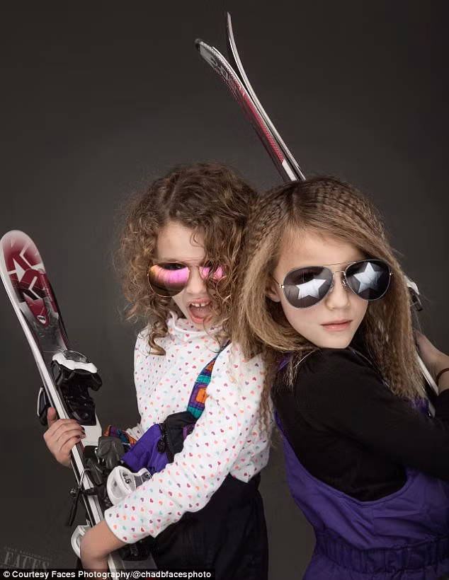 Các fan bình luận rằng, hai cô con gái của anh rất đáng yêu, có kiểu tóc sành điệu và biểu cảm của hai cô bé chuyên nghiệp không khác gì người mẫu ảnh.