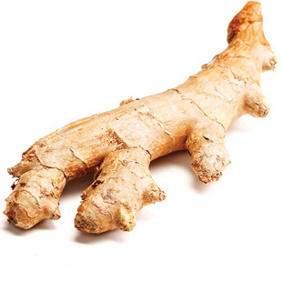 Buồn nôn. Ăn gừng. Gừng có thể kiểm soát những cơn buồn nôn liên quan đến mang thai, gây mê phẫu thuật và say xe say tàu. Do gừng có các hợp chất gingerols là chất chống buồn nôn.Thế nhưng đừng ăn quá nhiều, dùng hơn 6gr gừng một lần có thể gây kích ứng với dạ dày.