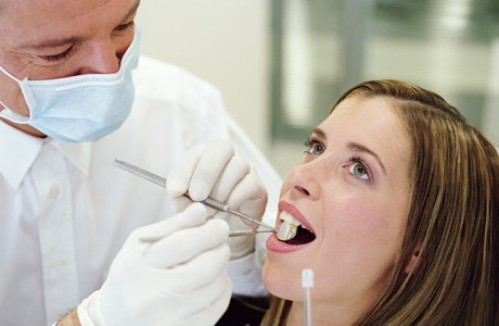 Với những sản phẩm tẩy trắng răng bán sẵn trong hiệu thuốc, mẹ bầu nên tham khảo ý kiến của bác sĩ trước khi sử dụng.