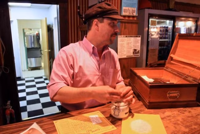 Cùng với món rượu kỳ dị này thì luật lệ khi uống nó cũng kỳ dị không kém. Đó là ngón chân khô phải để giữa cốc rượu và khi uống khách phải uống hết rượu mà không được nuốt ngón chân.