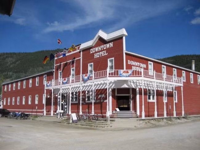 Chỉ với 5 đô-la, cộng thêm tiền rượu, bạn hoàn toàn có thể tham gia vào thử thách uống rượu ngâm ngón chân cổ này tại khách sạn trung tâm Dawson City.