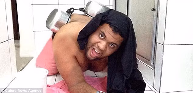 Thay vì thiết kế những bộ đồ y hệt các ngôi sao, chàng trai này biến hóa những vật dụng hàng ngày như khăn, nilon hoặc tất cả những gì có thể tái chế được một cách hài hước thành trang phục của các ngôi sao.