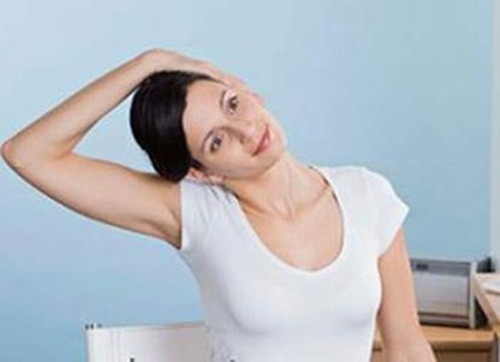 Đau cổ do tập sai tư thế hoặc hình thức tập thể dục không phù hợp. Nếu bạn chỉ đau nhẹ vùng cổ thì nên xoay đầu nhẹ nhàng, tránh xoay 360 độ liên tục. Mát xa nhẹ nhàng các khu vực xung quanh để nới lỏng cơ bắp. Nếu cơn đau vẫn tiếp diễn thì nên tham khảo ý kiến bác sĩ để được điều trị thích hợp.