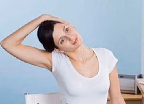 Đau cổ do tập sai tư thế hoặc hình thức tập thể dục không phù hợp. Nếu bạn chỉ đau nhẹ vùng cổ thì nên xoay đầu nhẹ nhàng, tránh xoay 360 độ liên tục. Mát xa nhẹ nhàng các khu vực xung quanh để nới lỏng cơ bắp. Nếu cơn đau vẫn tiếp diễn thì nên tham khảo ý kiến bác sĩ để được điều trị thích hợp.