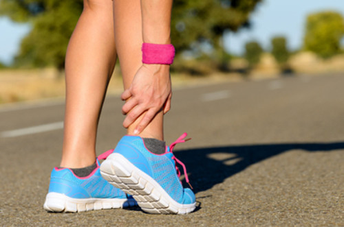 Chuột rút. Nếu đổ mồ hôi quá nhiều mà bạn không bổ sung nước và natri thì rất dễ dẫn đến bị chuột rút. Với người mới tập luyện thì cũng rất dễ bị chuột rút khi các cơ bị căng mỏi quá sức. Bạn có thể phòng tránh chứng chuột rút bằng cách bổ sung nước với natri. Nếu chuột rút do căng mỏi cơ thì nên xoa bóp nhẹ nhàng và thả lỏng các cơ bắp.