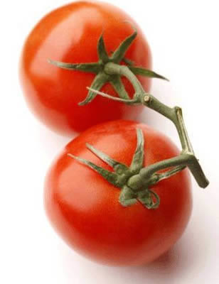 3. Da - cà chua. Cà chua là “kem chống nắng” tốt nhất bởi vì nó rất giàu chất chống oxy hóa tự nhiên mạnh mẽ - lycopene. Đơn giản chỉ cần uống 16 mg lycopene mỗi ngày, có thể làm giảm 40% nguy cơ của các yếu tố cháy nắng. Nghiên cứu chỉ ra rằng, chất lycopene trong cà chua đỏ có thể kiểm soát hiệu quả lão hóa.