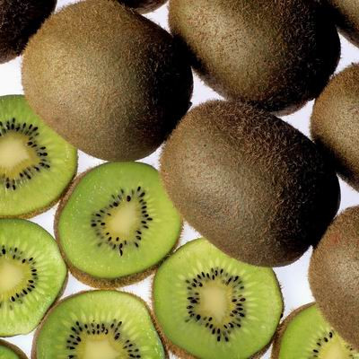 6. Răng - Kiwi. Hiện tượng chảy máu nướu răng bắt nguồn từ sự thiếu hụt vitamin C. Kiwi chứa hàm lượng vitamin C nhiều nhất trong trái cây, có thể được coi như là “người giám hộ” của nướu. Các nhà nghiên cứu Italia phát hiện ra rằng, khi bị bệnh răng miệng và chảy máu răng, ăn kiwi mỗi ngày, không chỉ giúp giảm triệu chứng bệnh mà còn làm giảm 50% nguy cơ ung thư miệng.