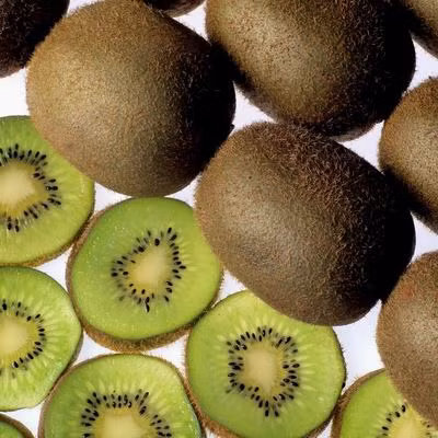 6. Răng - Kiwi. Hiện tượng chảy máu nướu răng bắt nguồn từ sự thiếu hụt vitamin C. Kiwi chứa hàm lượng vitamin C nhiều nhất trong trái cây, có thể được coi như là “người giám hộ” của nướu. Các nhà nghiên cứu Italia phát hiện ra rằng, khi bị bệnh răng miệng và chảy máu răng, ăn kiwi mỗi ngày, không chỉ giúp giảm triệu chứng bệnh mà còn làm giảm 50% nguy cơ ung thư miệng.