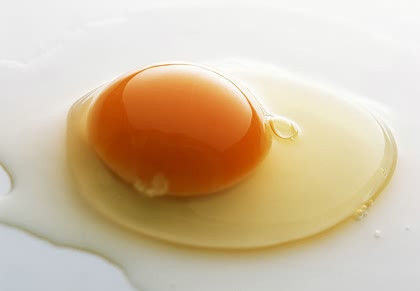 1. Mắt - trứng gà. Đây là thực phẩm rất tốt cho mắt. Lòng đỏ trứng gà có chứa carotenoid, lutein, zeaxanthin và chất chống oxy hóa khác, có thể giúp làm chậm quá trình lão hóa mắt. Các nghiên cứu đã chỉ ra rằng mỗi ngày ăn một quả trứng gà trong vòng 5 tuần là có thể nhận thấy hiệu quả. 