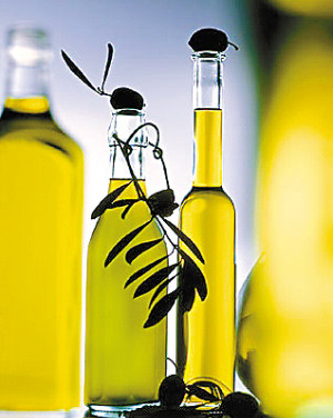 11. Cơ bắp và khớp xương - dầu ô liu. các axit béo không bão hòa đơn là một trong những chất giúp chống phân hủy, chuyển hóa và bảo vệ các khớp xương khỏi bị hư hại. Các polyphenol trong nhiệt độ cao dễ bị hư hỏng, vì vậy, nên sử dụng salad với dầu ô liu tốt hơn để duy trì chế độ dinh dưỡng của cơ thể.