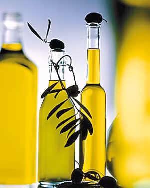 11. Cơ bắp và khớp xương - dầu ô liu. các axit béo không bão hòa đơn là một trong những chất giúp chống phân hủy, chuyển hóa và bảo vệ các khớp xương khỏi bị hư hại. Các polyphenol trong nhiệt độ cao dễ bị hư hỏng, vì vậy, nên sử dụng salad với dầu ô liu tốt hơn để duy trì chế độ dinh dưỡng của cơ thể.