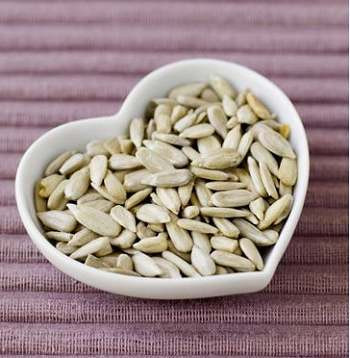 4. Mũi - hạt hướng dương. Hạt hướng dương là một trong những thực phẩm dồi dào vitamin E nhất. Vitamin E là một chất chống oxy hóa tuyệt vời để duy trì vai trò của hệ thống miễn dịch. Ăn 30 g hạt hướng dương hàng ngày sẽ có thể bổ sung 46 % vitamin E cần thiết.