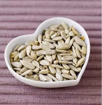 4. Mũi - hạt hướng dương. Hạt hướng dương là một trong những thực phẩm dồi dào vitamin E nhất. Vitamin E là một chất chống oxy hóa tuyệt vời để duy trì vai trò của hệ thống miễn dịch. Ăn 30 g hạt hướng dương hàng ngày sẽ có thể bổ sung 46 % vitamin E cần thiết.