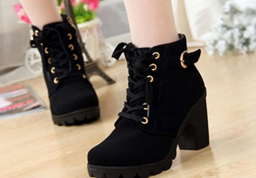 Với những đôi boot cao gót thì càng tệ hại hơn. Nó sẽ làm cho khung xương chân bị lệch, dây chằng ở chân bị giãn và khó trở về vị trí ban đầu. Những đôi boot không có đệm hỗ trợ còn làm cho việc đi bộ hoặc đứng khó khăn.